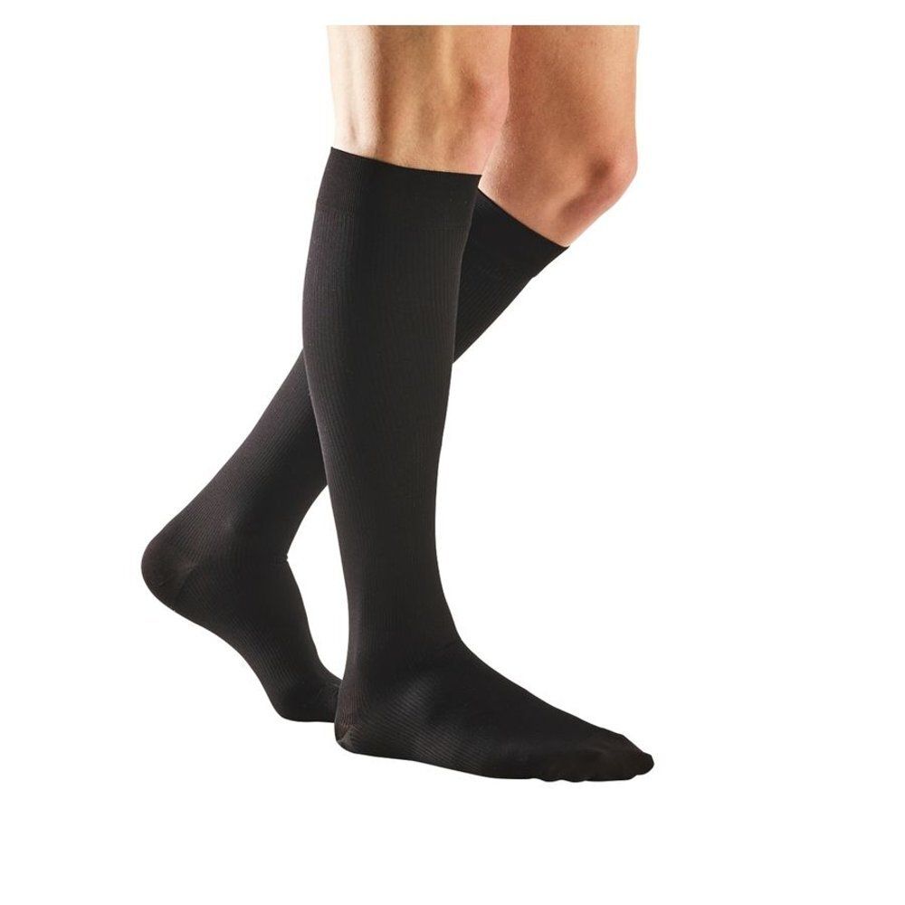 Deux bas de compression noirs sur une jambe. Marque Bota Relax 280. Vue de côté. Produit en coton.