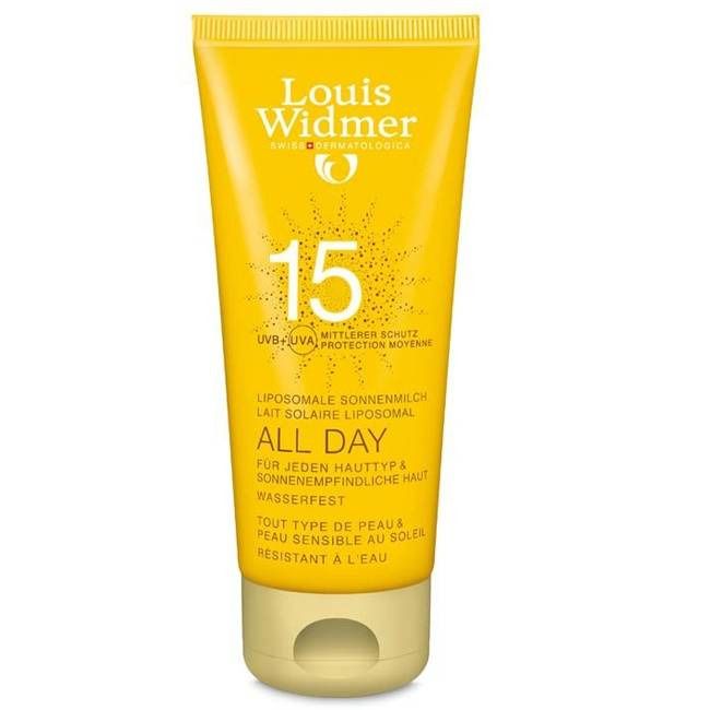 Gelbe Tube mit Sonnencreme. Aufschrift: Louis Widmer, 15, All Day, wasserfest. Liposomale Sonnenmilch.