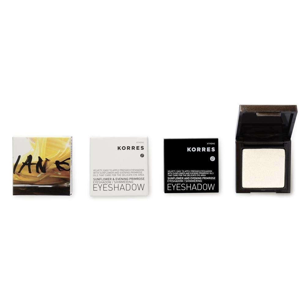 Vier Produkte nebeneinander. Links: Gelbe Verpackung. Zweitens: Weiße Verpackung mit Text. Drittens: Schwarze Verpackung. Rechts: Offener Lidschatten.