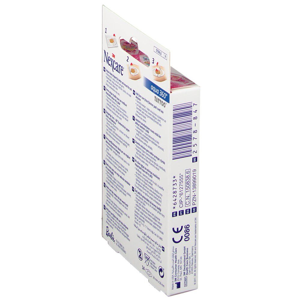 Seitenansicht der Nexcare Aqua 360 Tattoo Barbie Pflaster-Verpackung. Barcode und CE-Kennzeichnung sichtbar. Text in mehreren Sprachen.