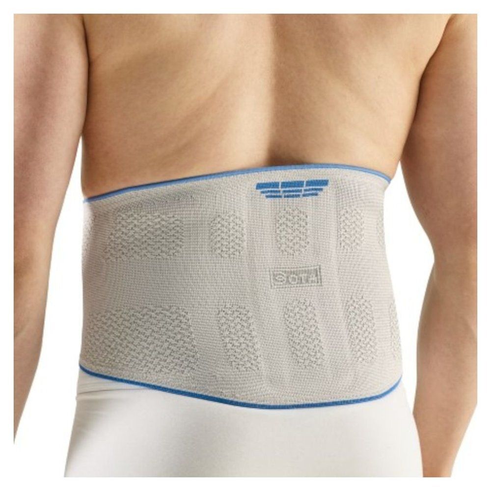Support dorsal beige avec accents bleus, porté par une personne. Conception en maille avec renforts rectangulaires.