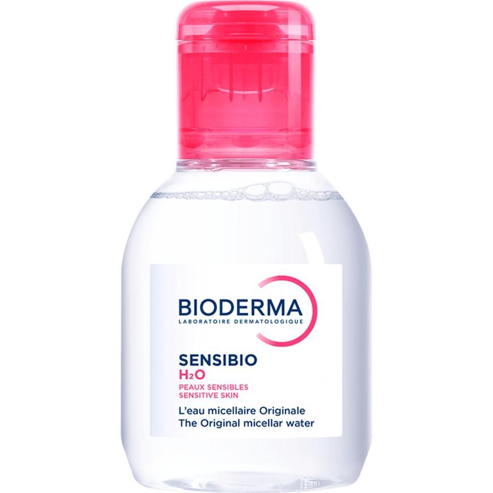 Petite bouteille transparente avec bouchon rouge. Étiquette avec BIODERMA, Sensibio H2O. Pour peaux sensibles. Inscription française.