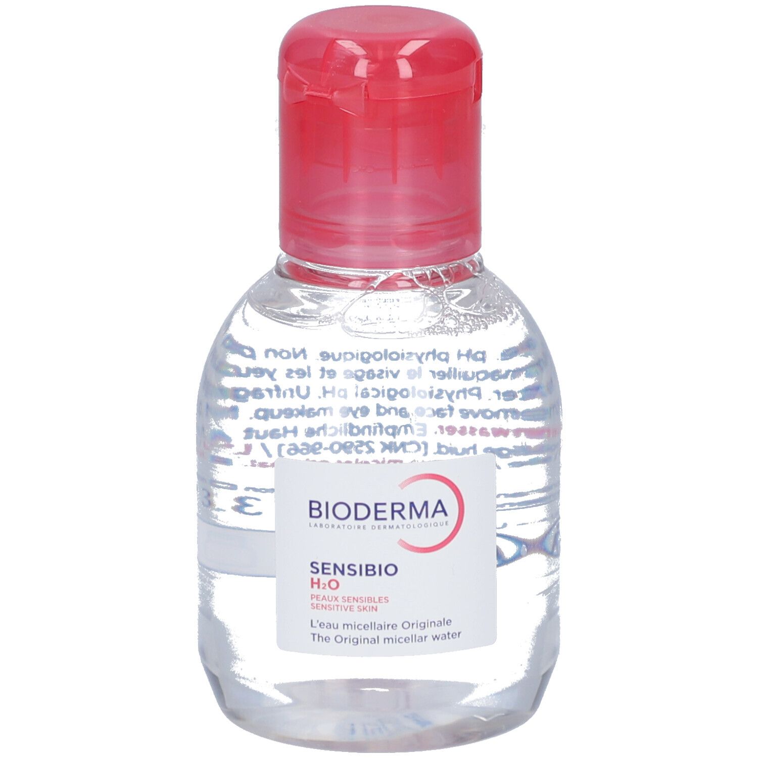 Kleine, transparente Flasche mit rotem Klappverschluss. Etikett mit BIODERMA, Sensibio H2O. Für empfindliche Haut. Französische Beschriftung.