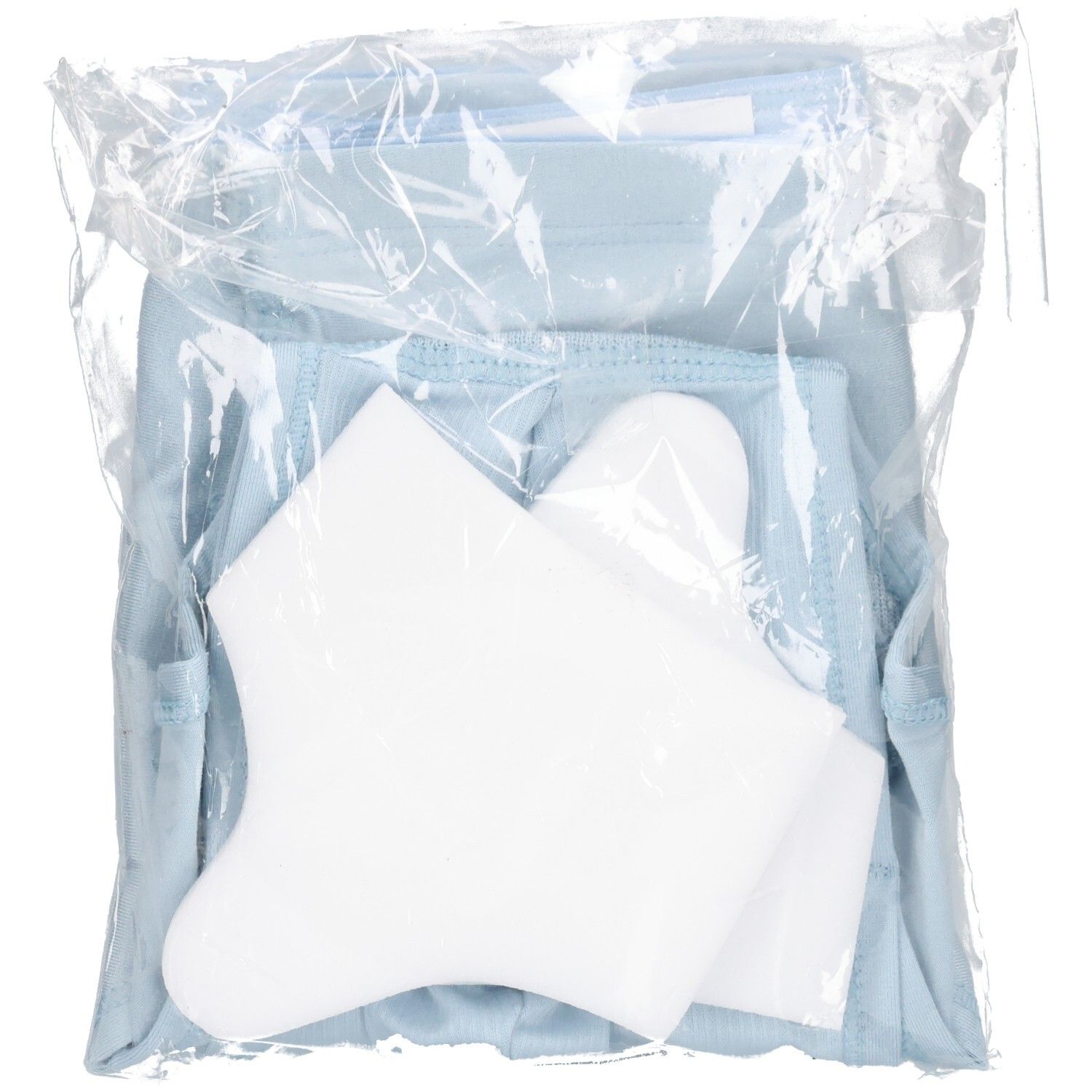 Blaues Kleidungsstück und weiße Socken in einer transparenten Plastiktüte.