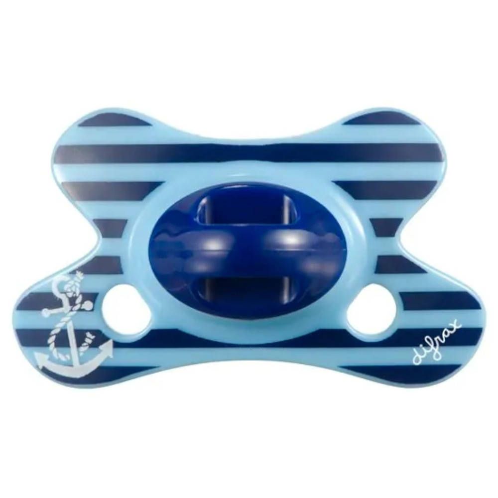 Grüner Schnuller in Verpackung. Marke difrax®. Für 0-6 Monate. Dental-Design. Transparente Verpackung.