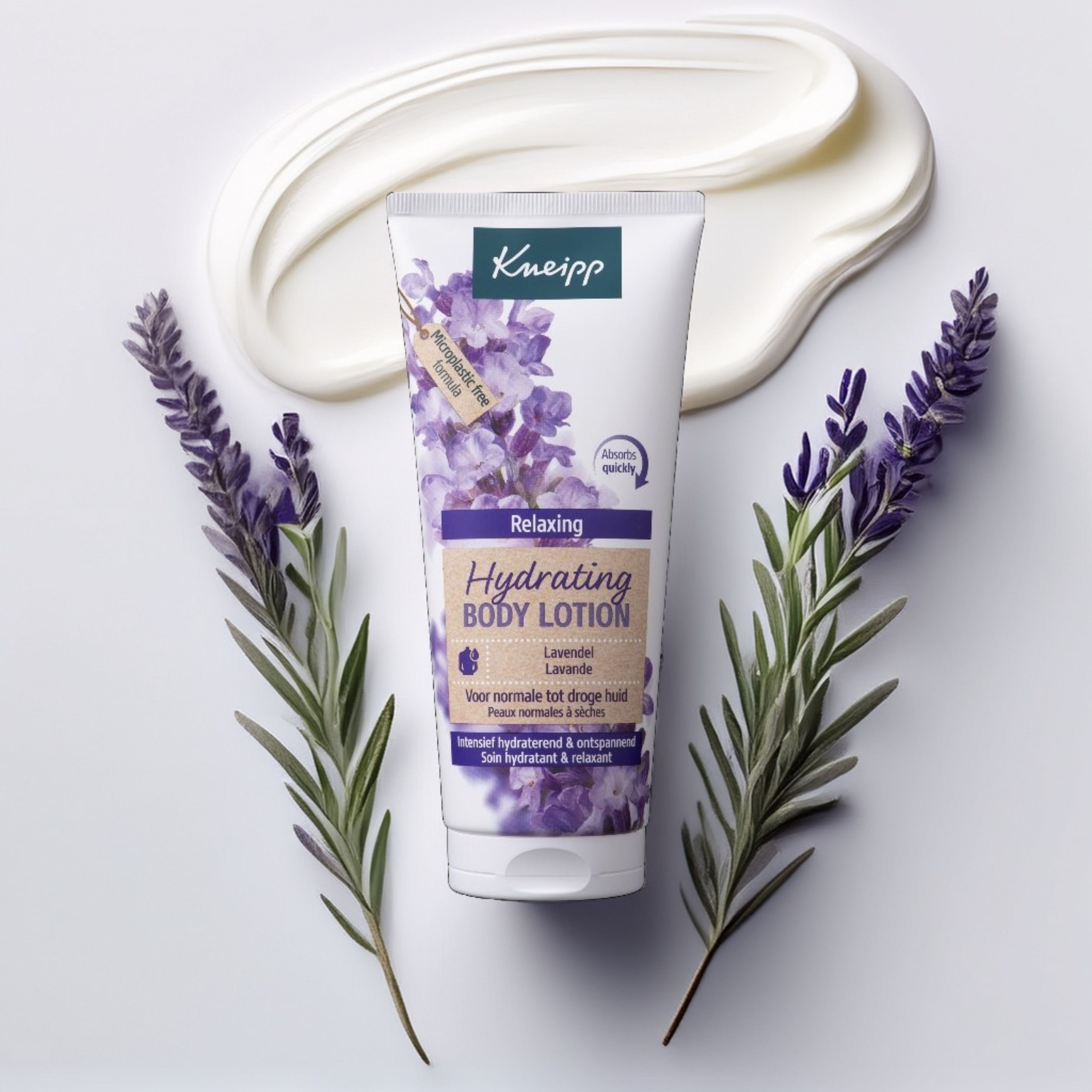 Lotion corporelle Kneipp® Lavande. Tube avec brins de lavande et crème. Produit sur fond blanc.