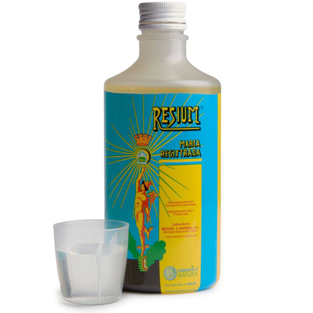 Bouteille Resium à côté d'un gobelet doseur avec du liquide, devant le fond d'une femme.