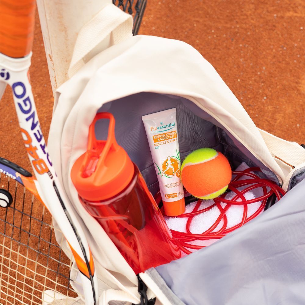 Puressentiel Gel Tube in einer Sporttasche mit Tennisball und Wasserflasche.