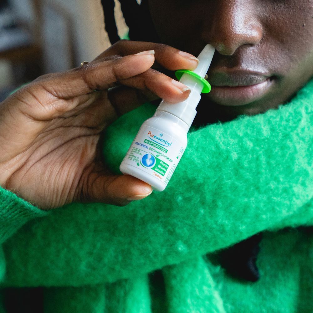 Puressentiel Spray nasal décongestionnant hypertonique, 15ml. Flacon spray blanc avec anneau vert et embout blanc.