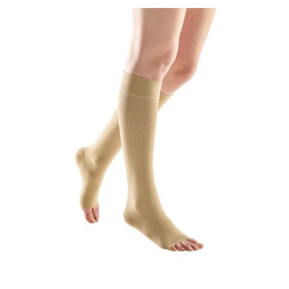 Bas de compression beiges. Bout ouvert. Vue avant du produit. Sur fond clair.