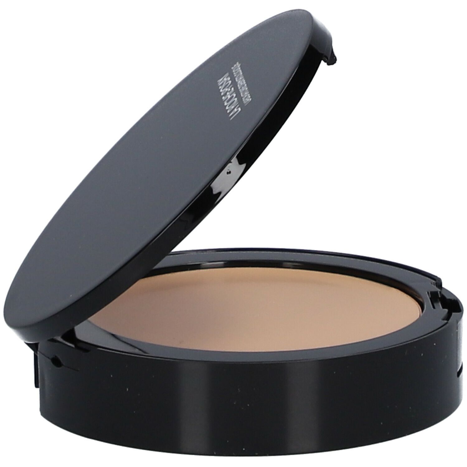 Kompakt-Make-up, geöffnet. Schwarzes Gehäuse, Puder in Hautton. Marke auf dem Deckel.