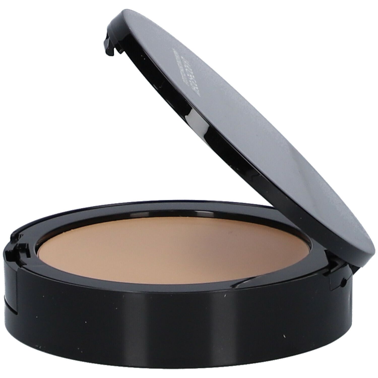 Kompakt-Make-up, geöffnet. Schwarzes Gehäuse, Puder in Hautton. Marke auf dem Deckel.