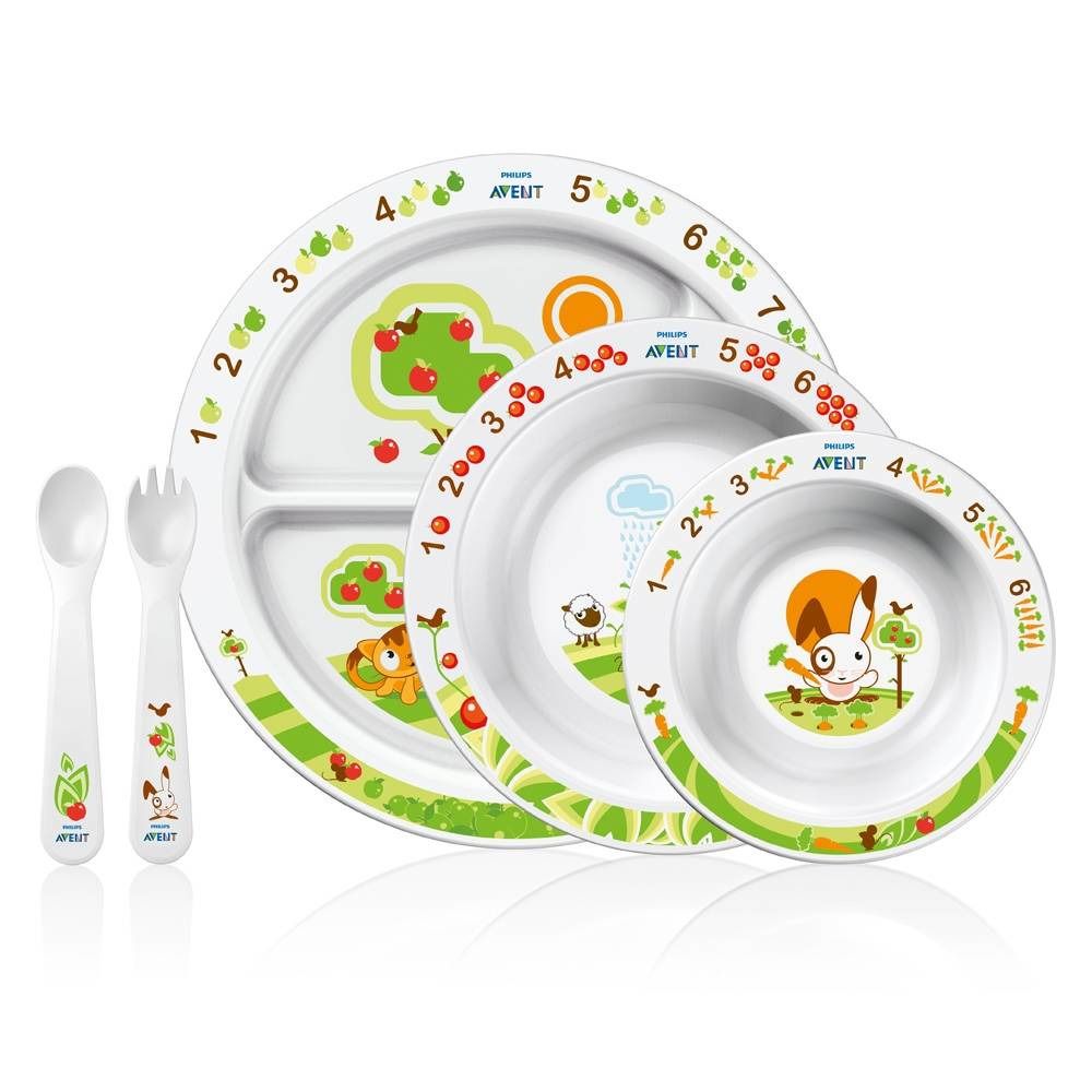 Ess-Lern-Set mit Teller, Schalen, Löffel und Gabel. Mit Hasen- und Tiermotiven. Auf weißem Hintergrund.