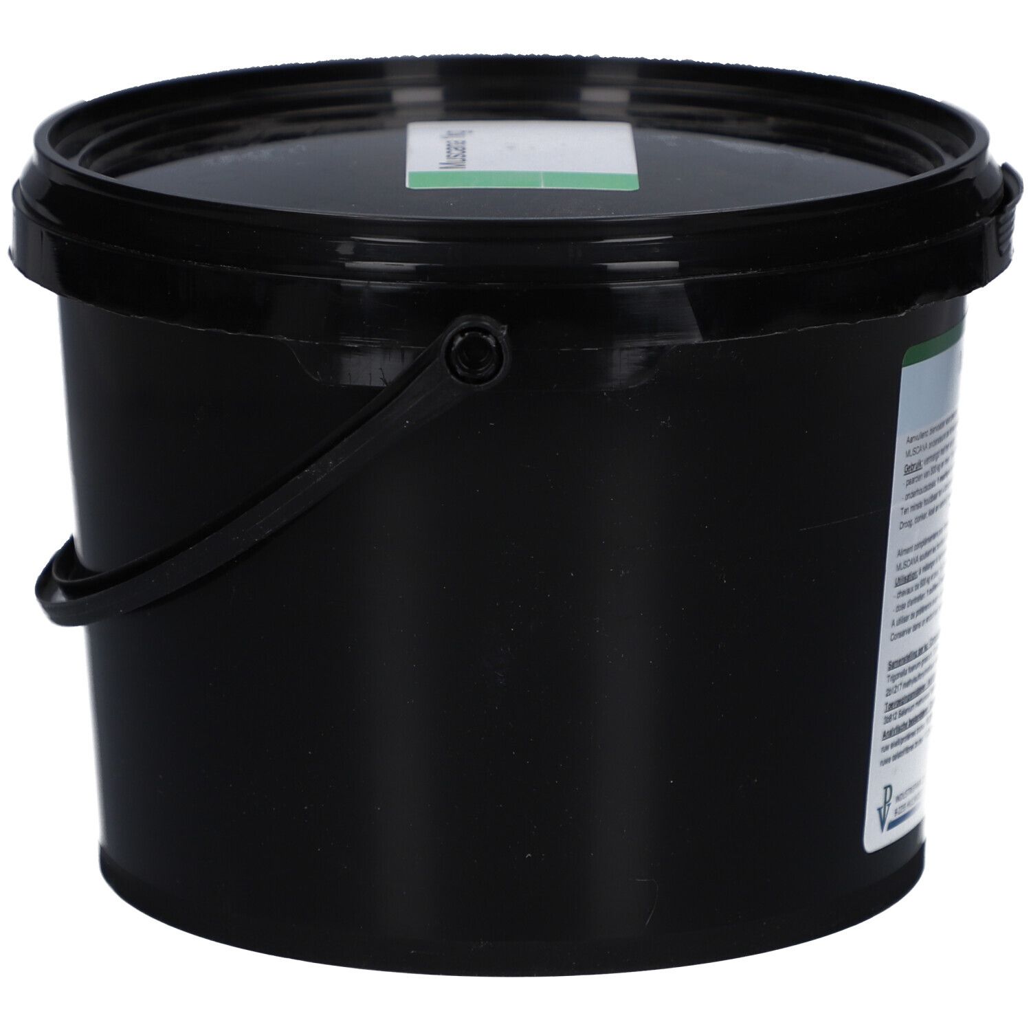 Schwarzer Eimer mit Deckel und Henkel. Kleines grünes Etikett auf dem Deckel. Seitenansicht.