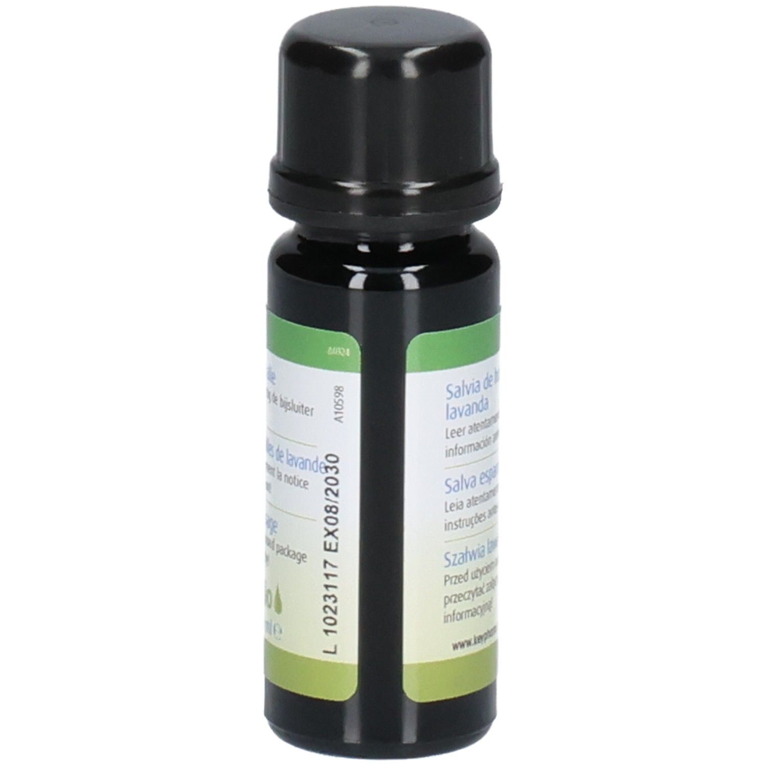 Braune Glasflasche mit schwarzem Deckel. Etikett mit Text und Chargennummer. Aromatherapie-Produkt.