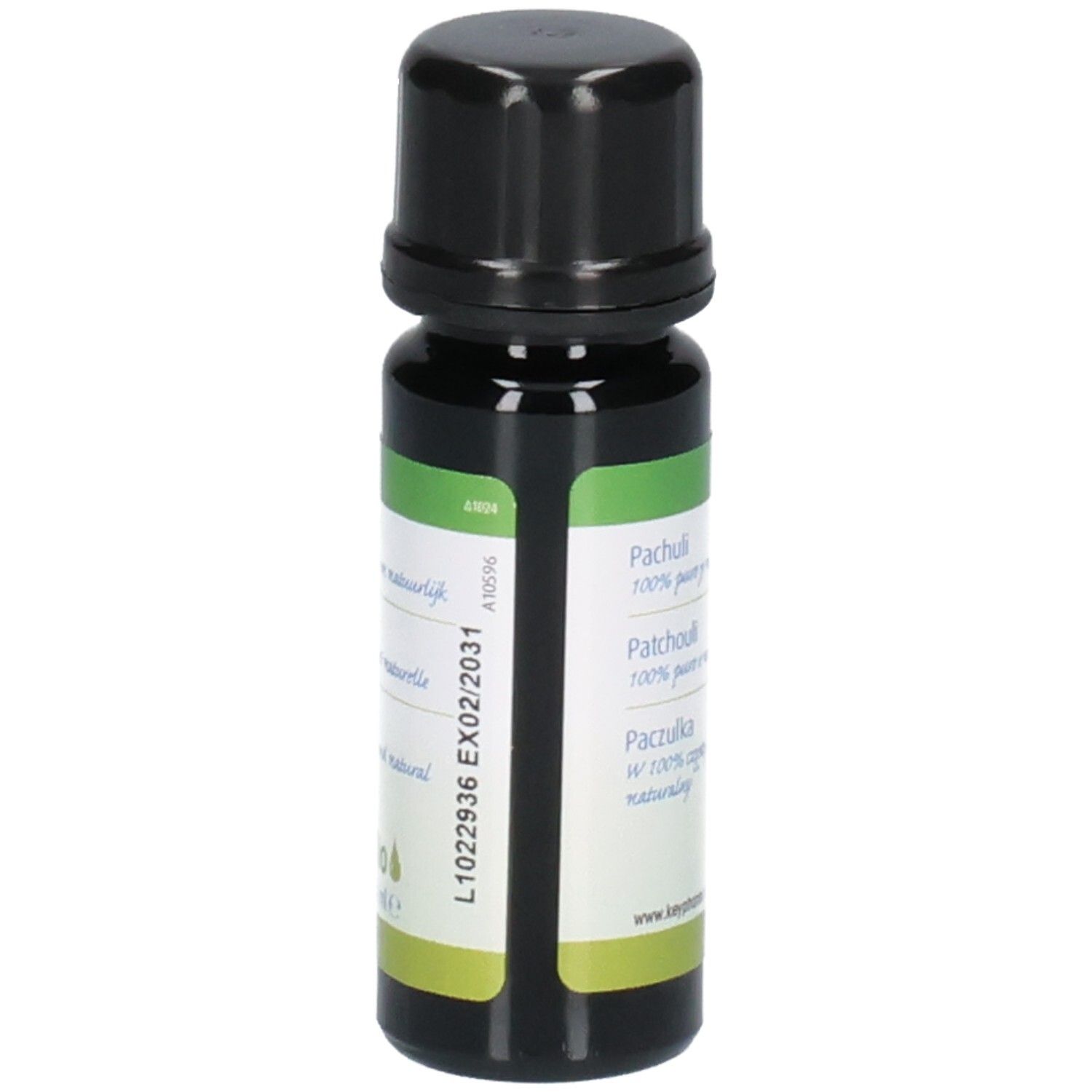 Braune Glasflasche mit schwarzem Deckel. Etikett mit Text und Chargennummer. Aufschrift: Patchouli, 100% pure and natural.