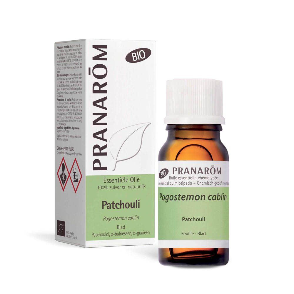 Braune Glasflasche mit weißem Deckel und Etikett. Text: Pogostemon cablin, Patchouli. 10 ml. Mit Schachtel.
