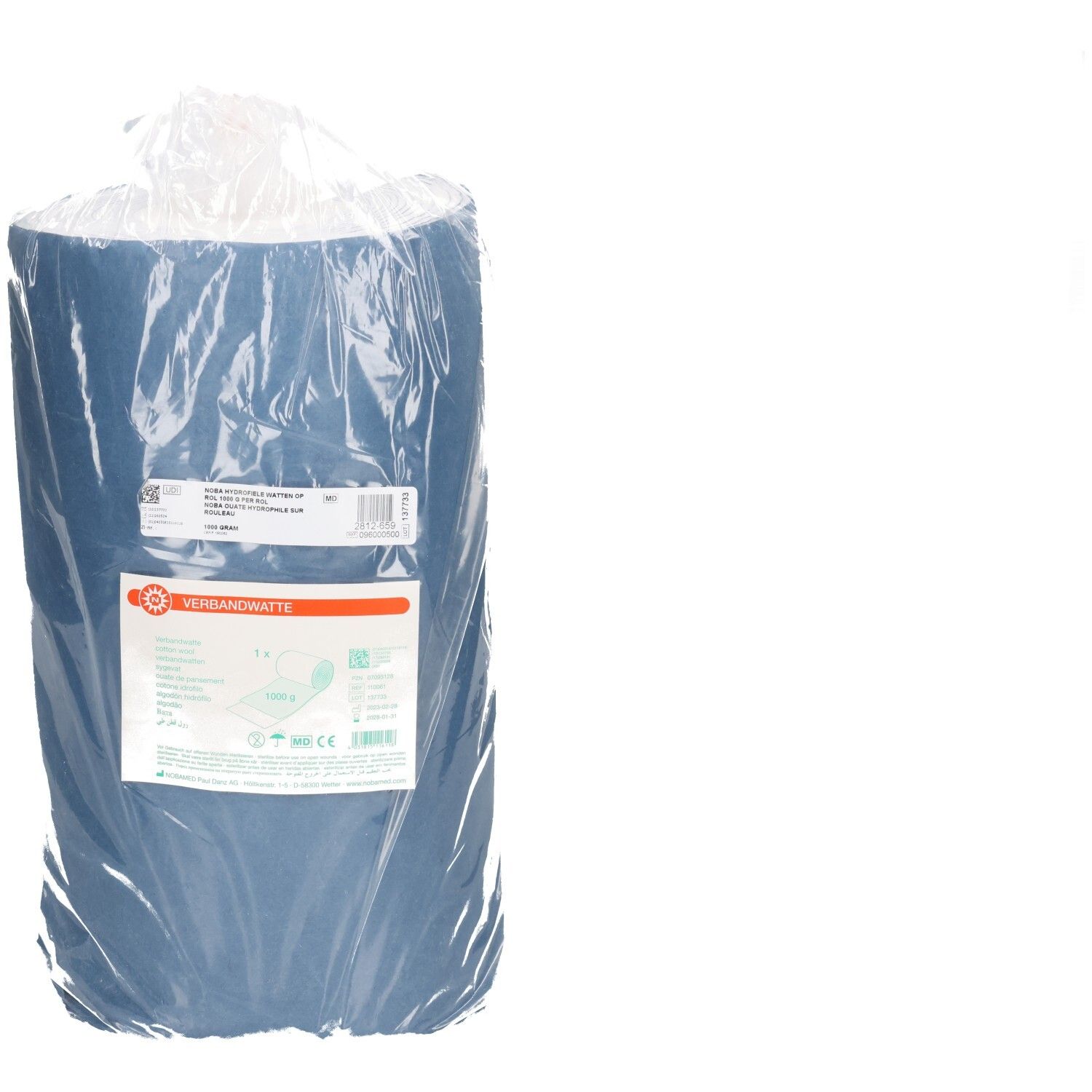 Gerollte Verbandwatte in Folienverpackung. Blaues Material, rechteckige Form. Etikett mit Produktinformationen.