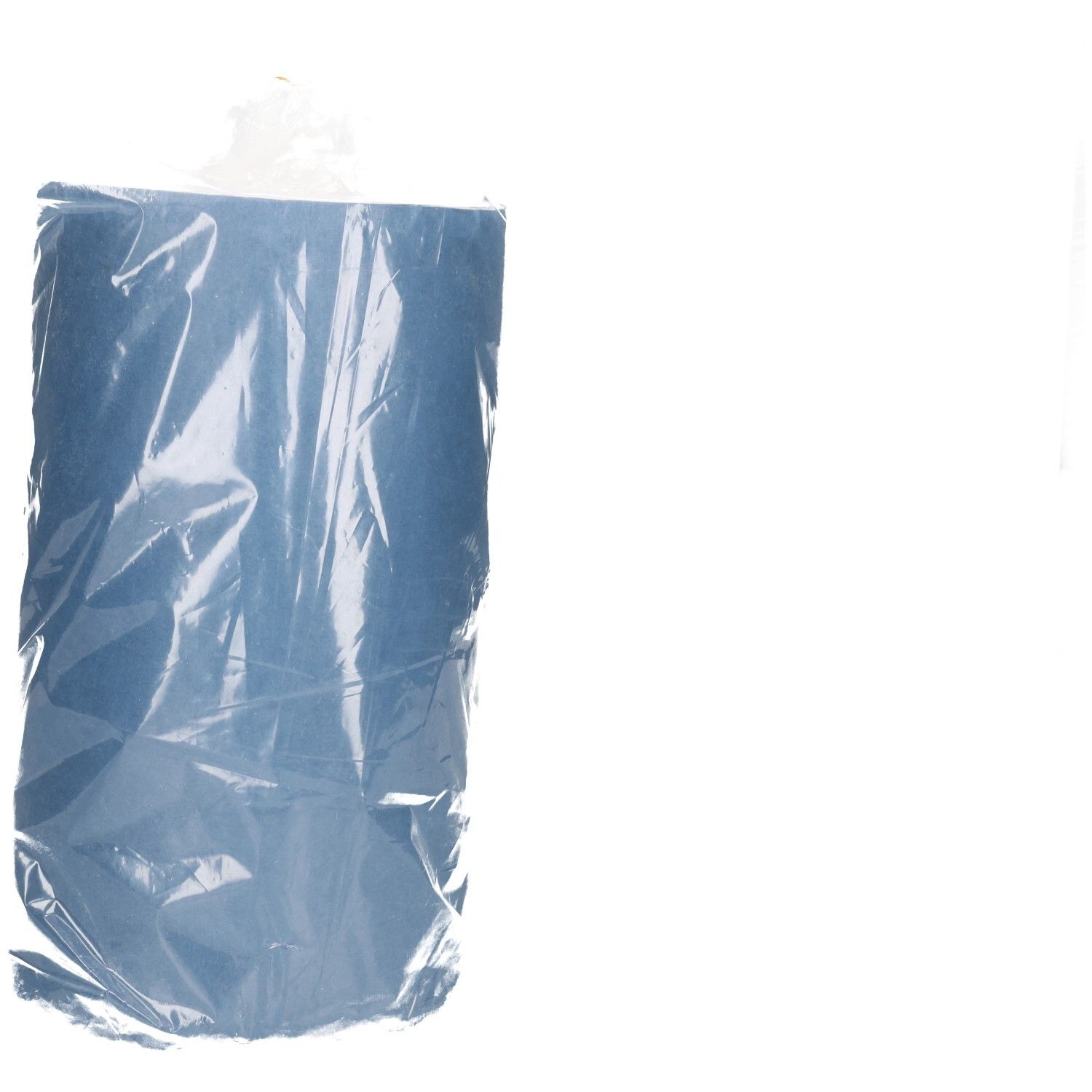 Gerollte Verbandwatte in transparenter Folienverpackung. Blaues Material sichtbar.