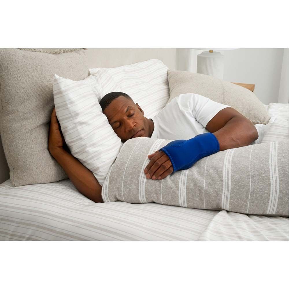 Verpackung der Handgelenksbandage. 3M™ Futuro™ Nacht. Produktabbildung und Anwendungsbeispiele.