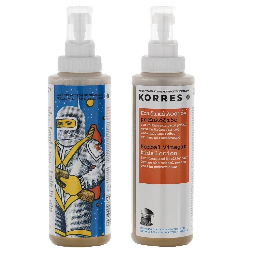 Zwei Flaschen Korres Herbal Vinegar Kids Lotion. Auf einer Flasche ist ein Astronaut abgebildet, auf der anderen steht der Produktname.