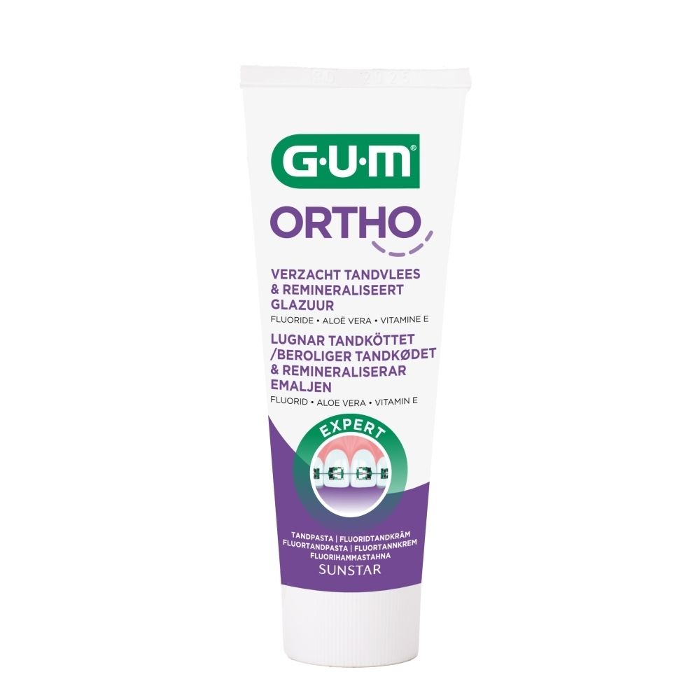 Tube de dentifrice blanc. Logo G.U.M. Ortho. Texte : Protège les dents, protège les gencives. Logo Expert.