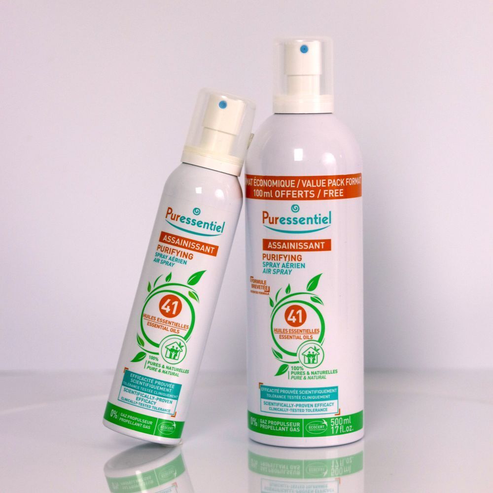 Zwei weiße Aerosoldosen mit Lufterfrischer, eine kleiner als die andere. Beide mit dem Etikett 'Puressentiel Purifying Air Spray'.