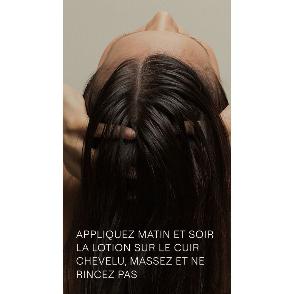 Personne massant le cuir chevelu. Texte: Appliquer matin et soir, masser, ne pas rincer.