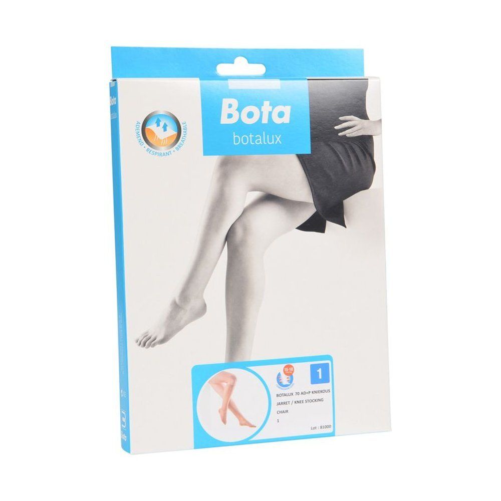 Jambes portant des bas. Bas couleur chair. Pieds sur fond blanc.