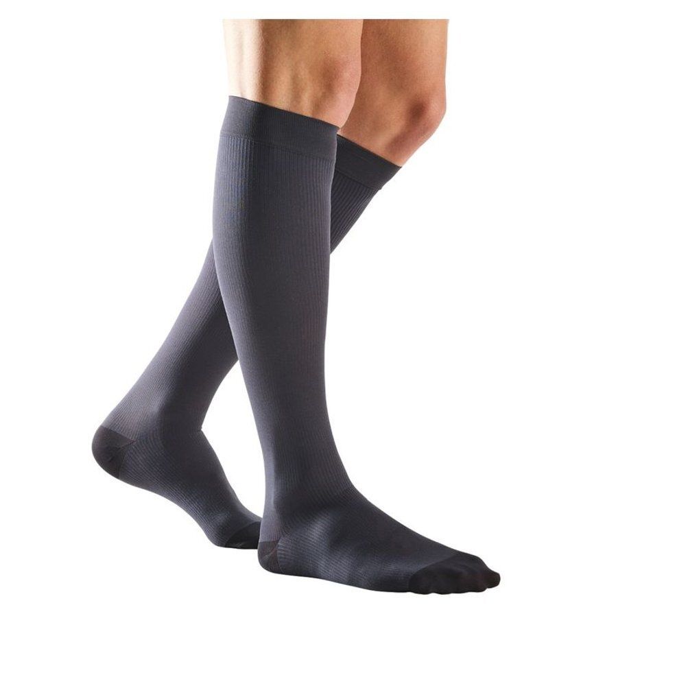 Bas genou gris. Marque Bota. Les bas couvrent le pied et la jambe jusqu'au genou.