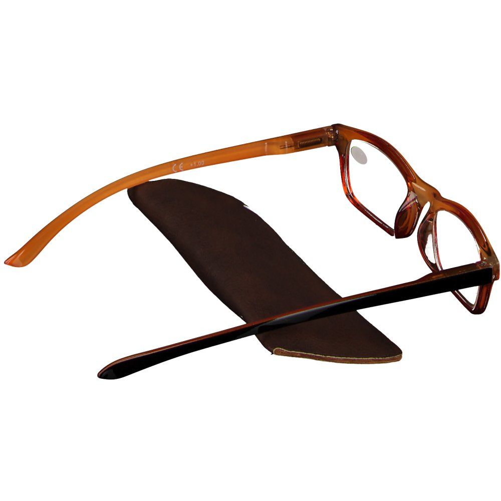 Lunettes avec monture marron et étui. +1.00 est écrit sur le verre. Les lunettes sont à côté de l'étui.