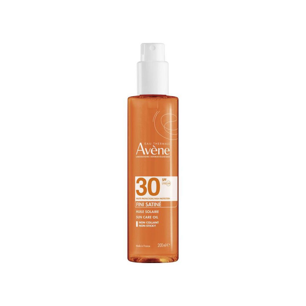 Sonnenöl-Sprayflasche mit weißem Sprühkopf. Orangefarbenes Öl sichtbar. Aufschrift: Eau Thermale Avène, SPF 30, Huile satinée, Sun care oil.