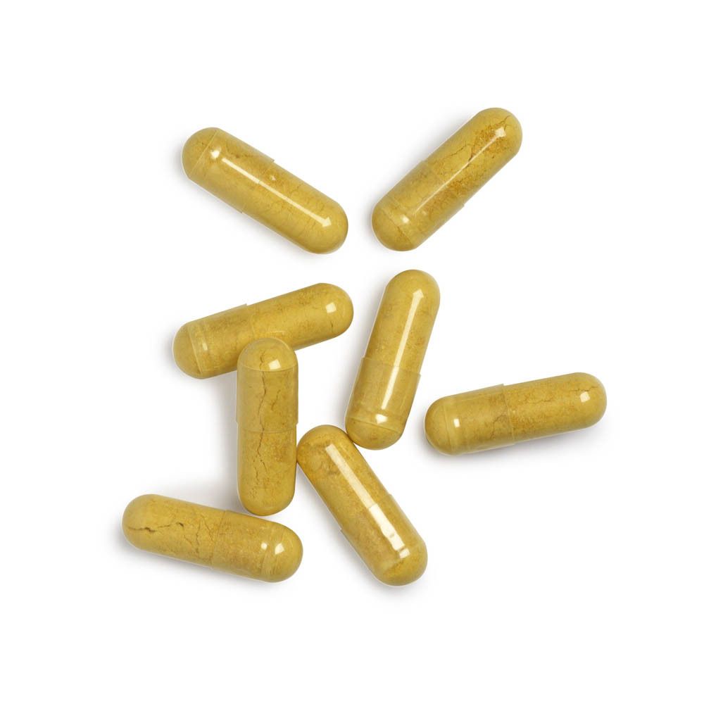 Sieben gelbe Kapseln. Durchsichtige Kapselhüllen. Auf weißem Hintergrund.