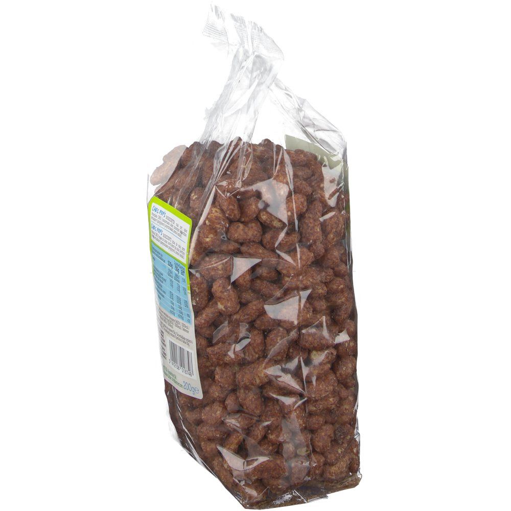 Ansicht von der Seite einer transparenten Tüte mit glutenfreien Choc Pops. Die Tüte ist gefüllt mit braunen, unregelmäßig geformten Cerealien.