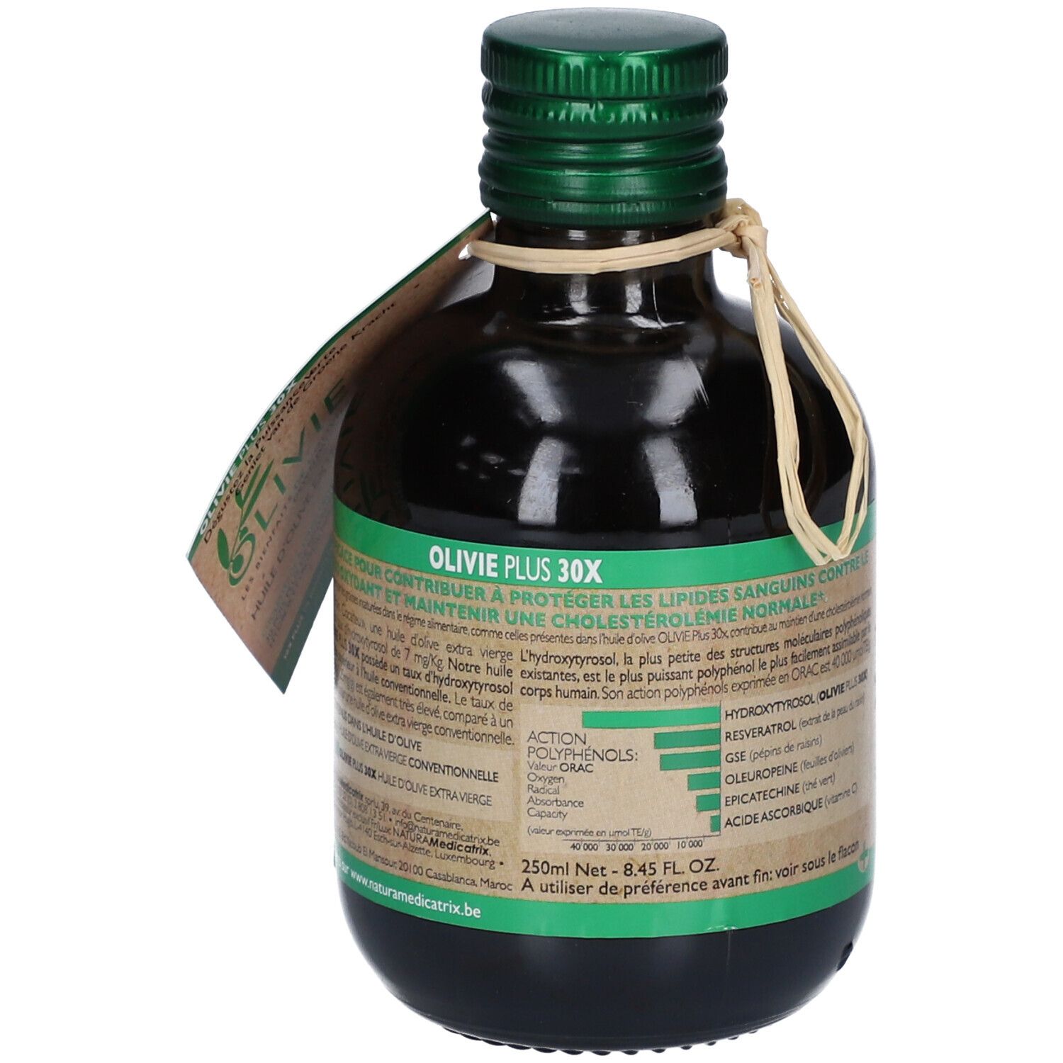 Bouteille en verre vert d'huile d'olive. Étiquette avec informations produit et marque Olivie. Bouchon vert-brun et étiquette en papier.