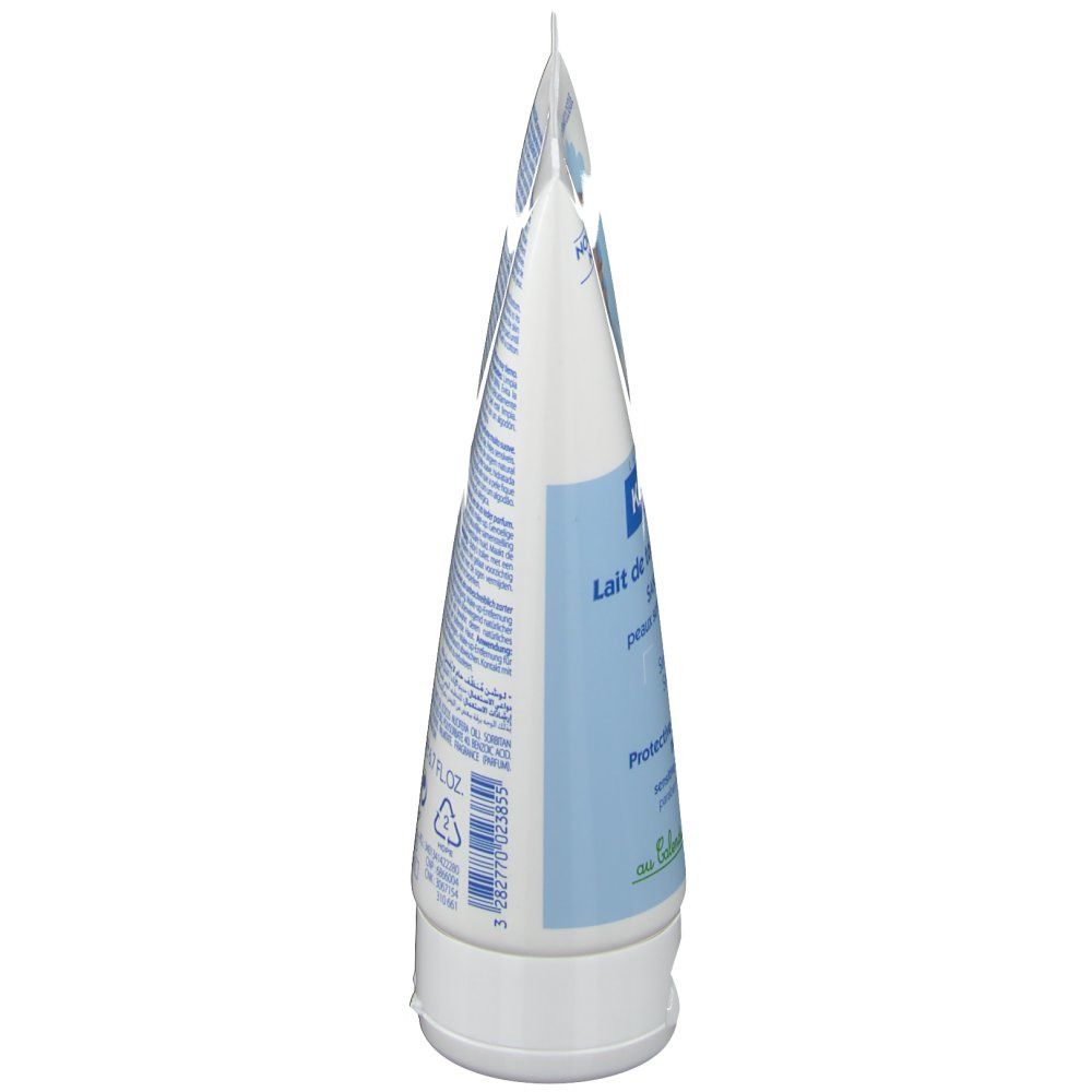 Seitenansicht einer weißen Tube. Text: Klorane Bébé, Lait de toilette protecteur. Mit Produktinformationen.