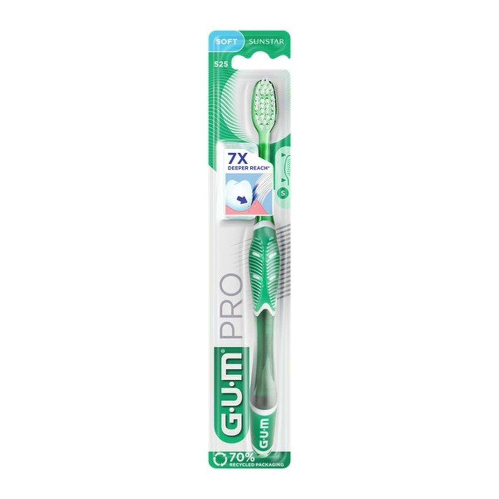 Brosse à dents verte dans son emballage. Marque GUM Pro. Soie souple. 7x plus de portée. 70% de matériaux recyclés.