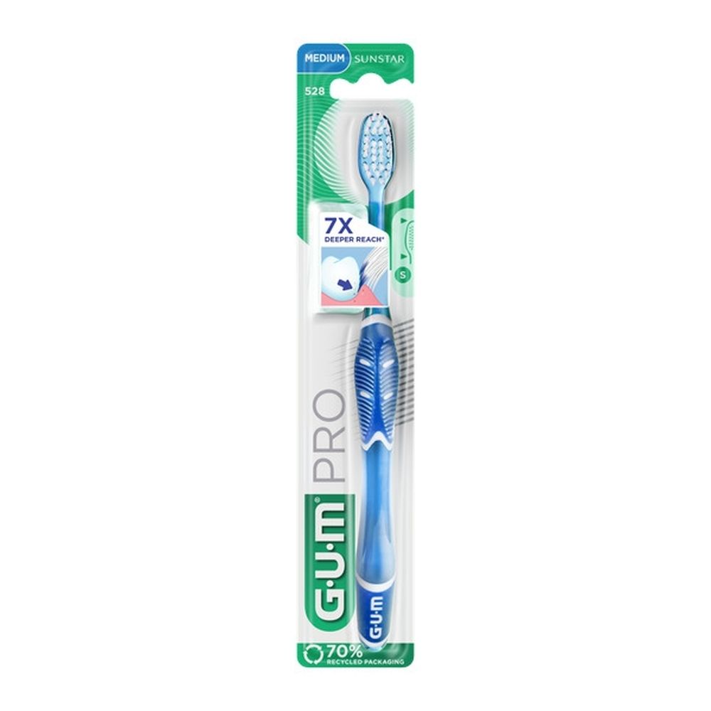 Brosse à dents verte dans son emballage. Marque GUM® PRO. Medium. 7X plus de portée. Emballage recyclé à 70%.
