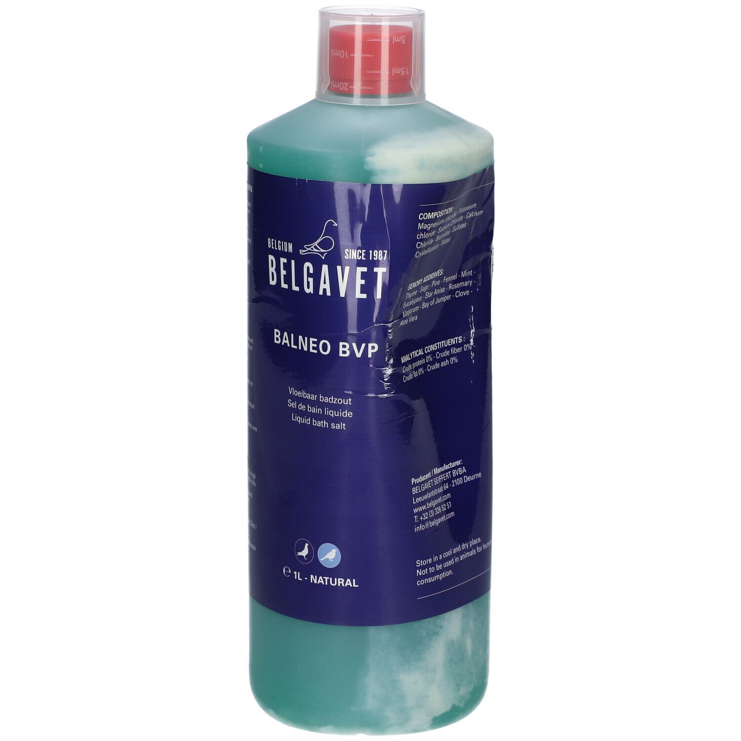Flasche mit flüssigem Bad Salz. Etikett mit Inhaltsstoffen und Herstellerinformationen. Roter Deckel.