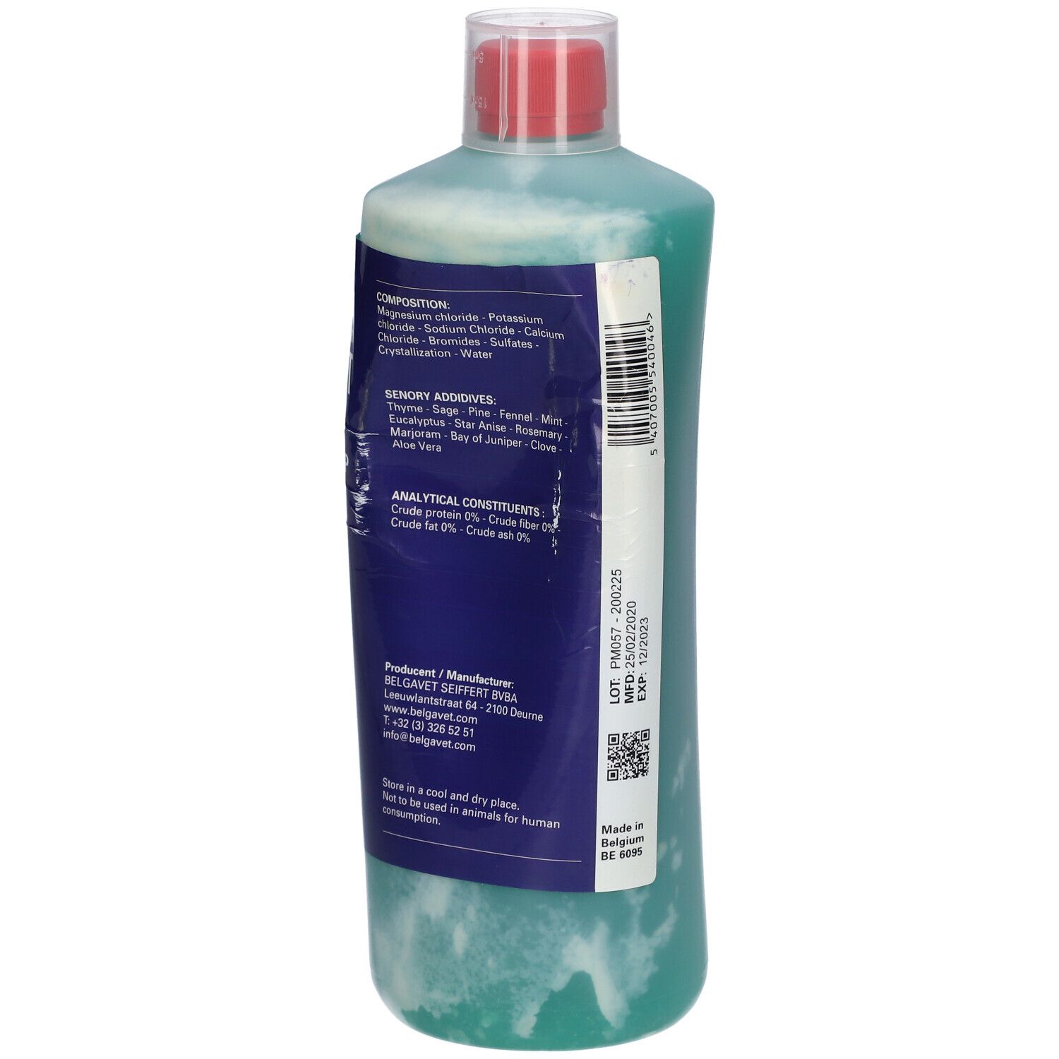 Flasche mit flüssigem Bad Salz. Etikett mit Inhaltsstoffen und Herstellerinformationen. Roter Deckel.