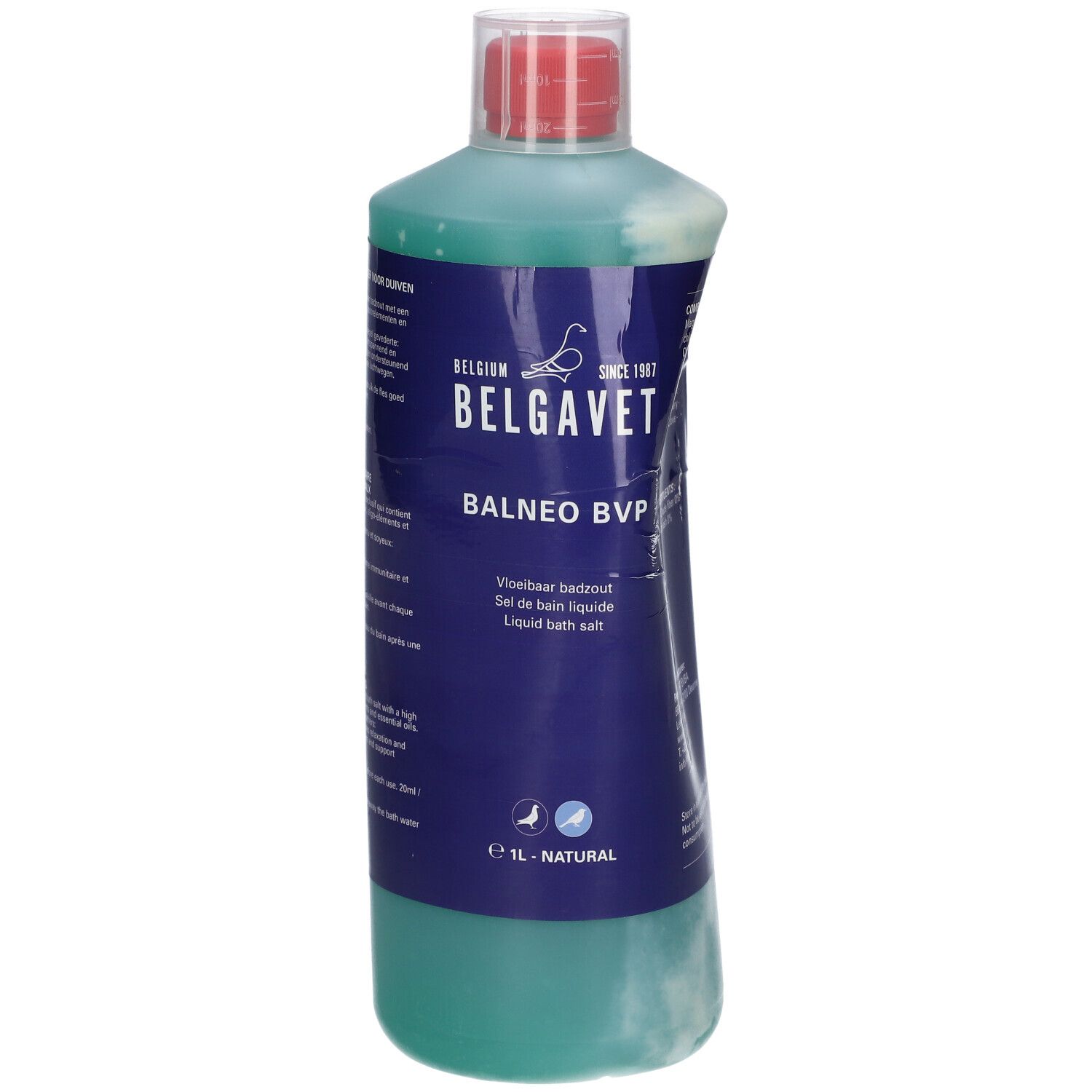 Flasche mit flüssigem Bad Salz. Blaues Etikett mit Produktnamen und Text. Roter Deckel. Transparente Flasche.