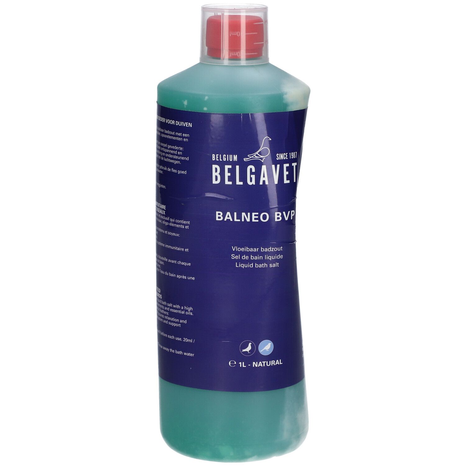 Flüssiges Bad Salz in einer durchsichtigen Flasche. Roter Deckel, blaues Etikett mit Produktnamen und Logo.