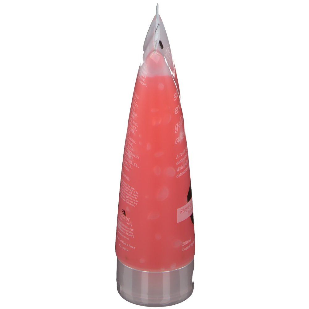 Vue latérale du tube de gel après-soleil. Gel rose dans un emballage transparent.