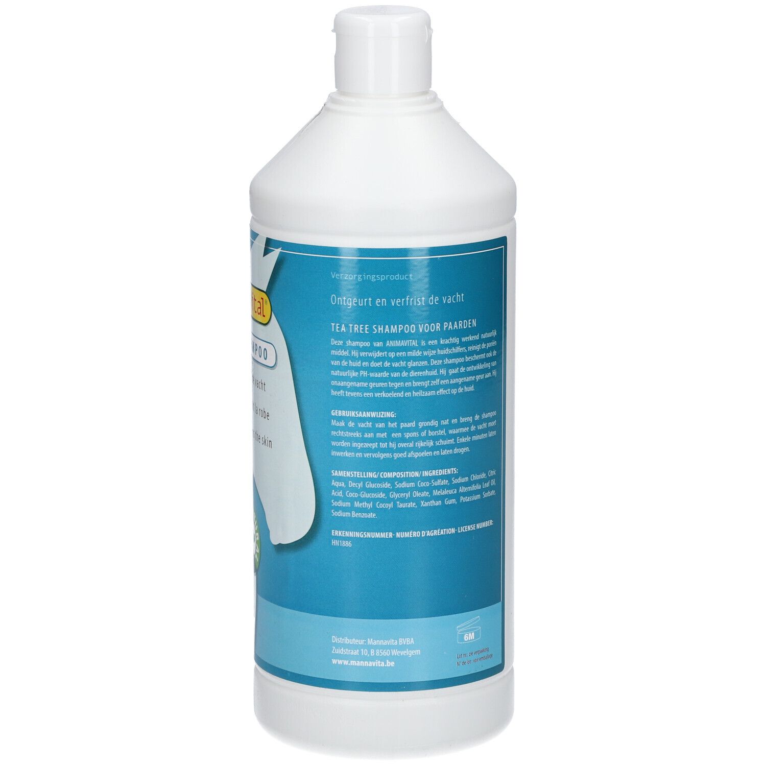 Rückseite einer weißen Flasche mit blauem Etikett. Text: Tea Tree Shampoo für Pferde. Inhaltsstoffe und Anwendungshinweise.