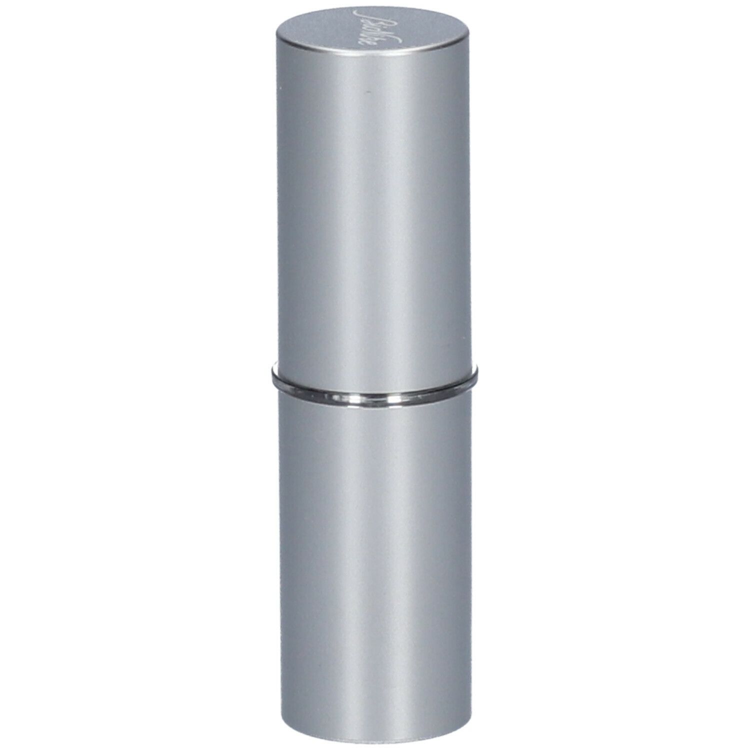 Rouge à lèvres cylindrique argenté. Le couvercle porte le nom de la marque.