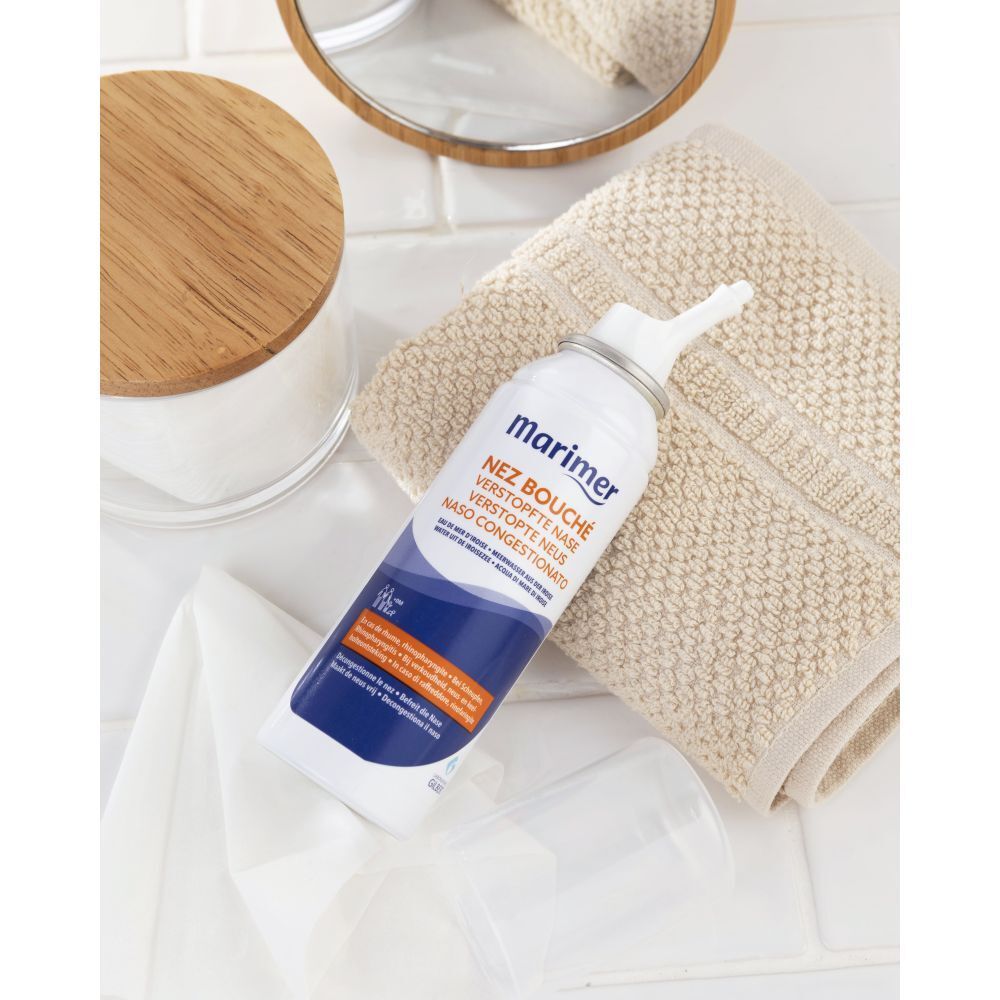 Flacon de spray nasal avec capuchon. Marque: marimer. Texte: Nez bouché, Nez bouché.