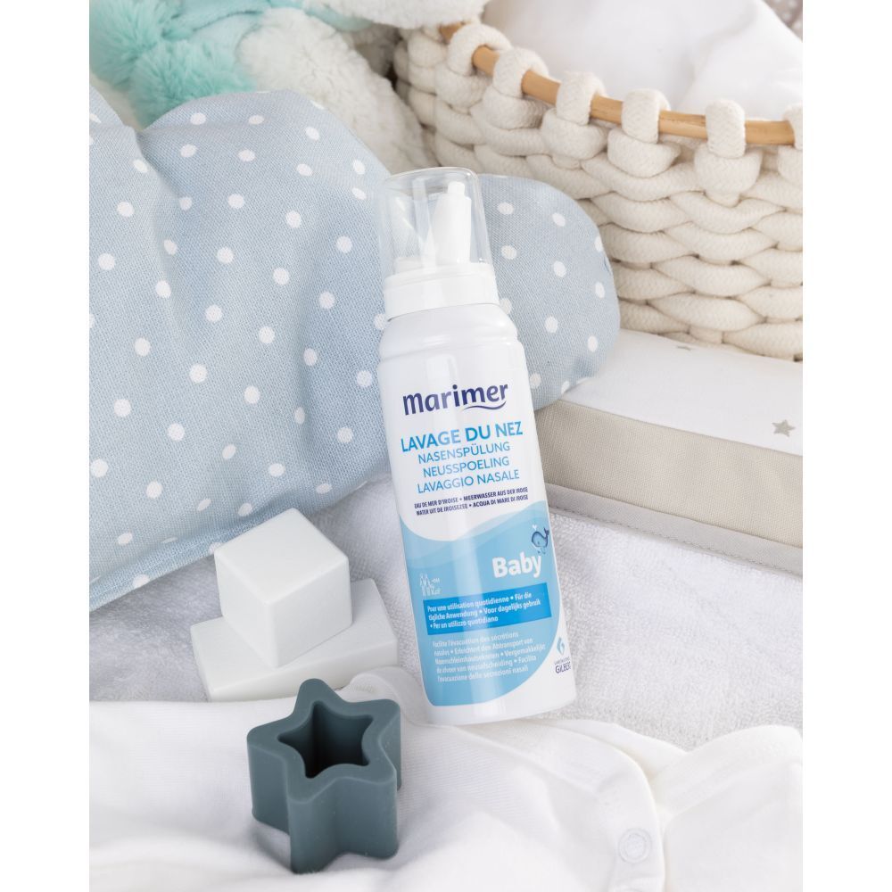 Flacon de spray nasal blanc et bleu. Inscription: marimer baby, Hygiene nasale quotidienne.