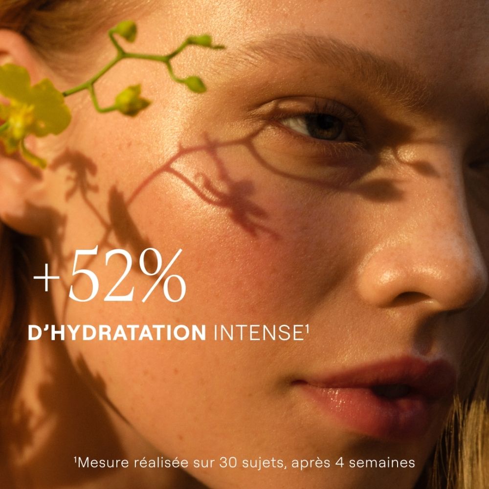 Gesicht einer Frau mit Schatten von Pflanzen, +52% intensive Hydratation.