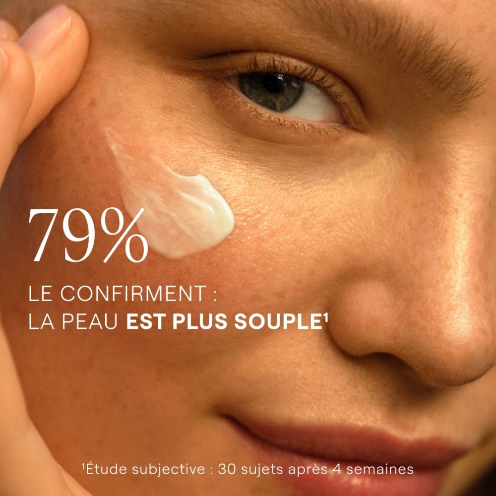 Nahaufnahme des Gesichts einer Frau, die eine Creme aufträgt, Text: 79% bestätigen weichere Haut.
