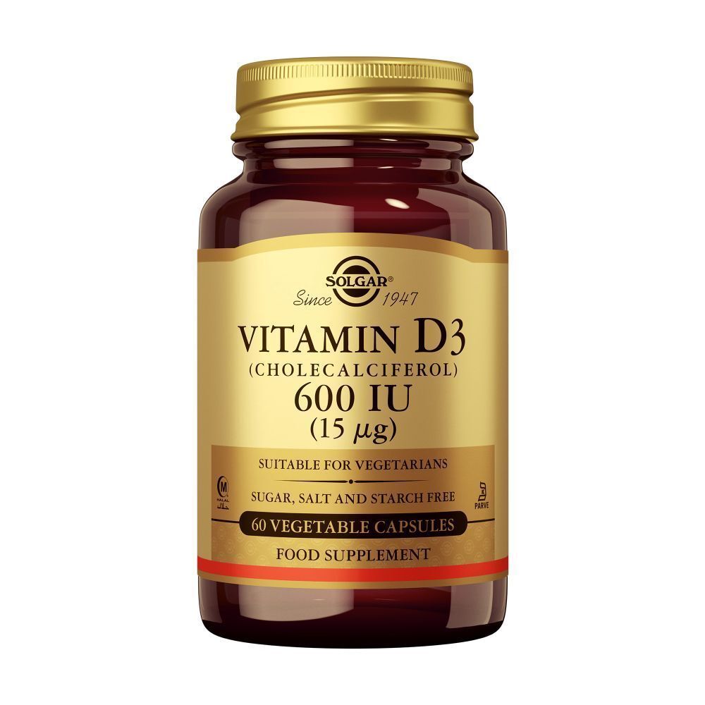 Flacon en verre brun avec bouchon doré. Étiquette avec inscription Vitamin D3 600 UI, convient aux végétariens. 60 gélules.